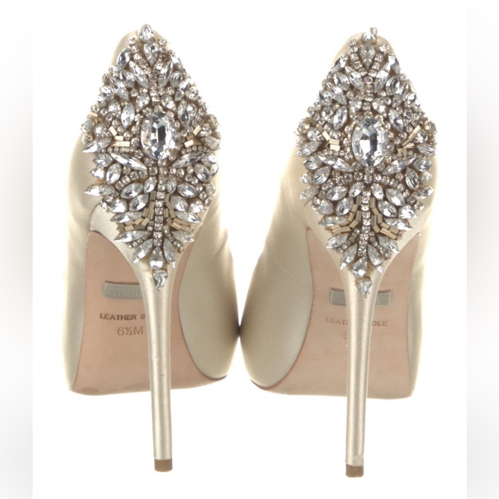 Badgley Mischka
Satin Crystal Embellishments Pumps
